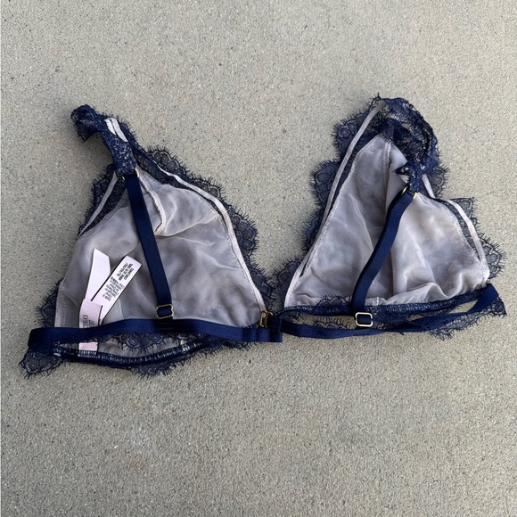 Victorias Secret Lace Trim Navy Blue Bra - Picture 5 of 7